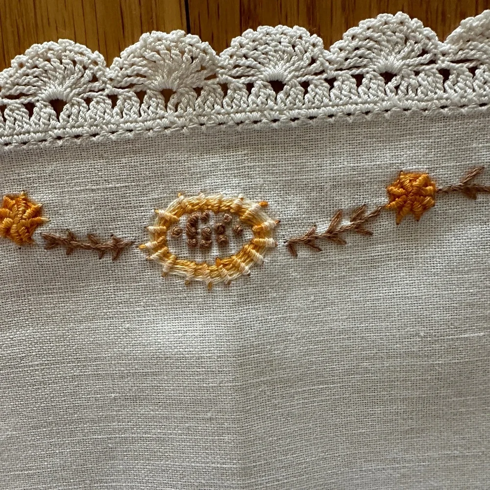 Vintage Embroidered Linen Dresser Scarf Runner Crochet Edge 34